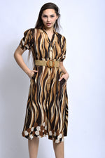 Detaliu talie și cădere material la rochia tip tunică cu imprimeu abstract și croială relaxată.