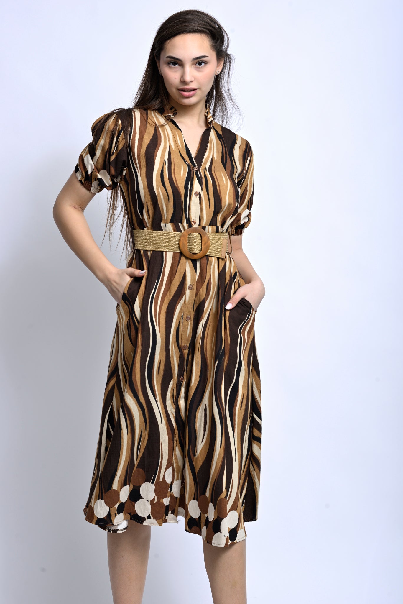 Detaliu talie și cădere material la rochia tip tunică cu imprimeu abstract și croială relaxată.