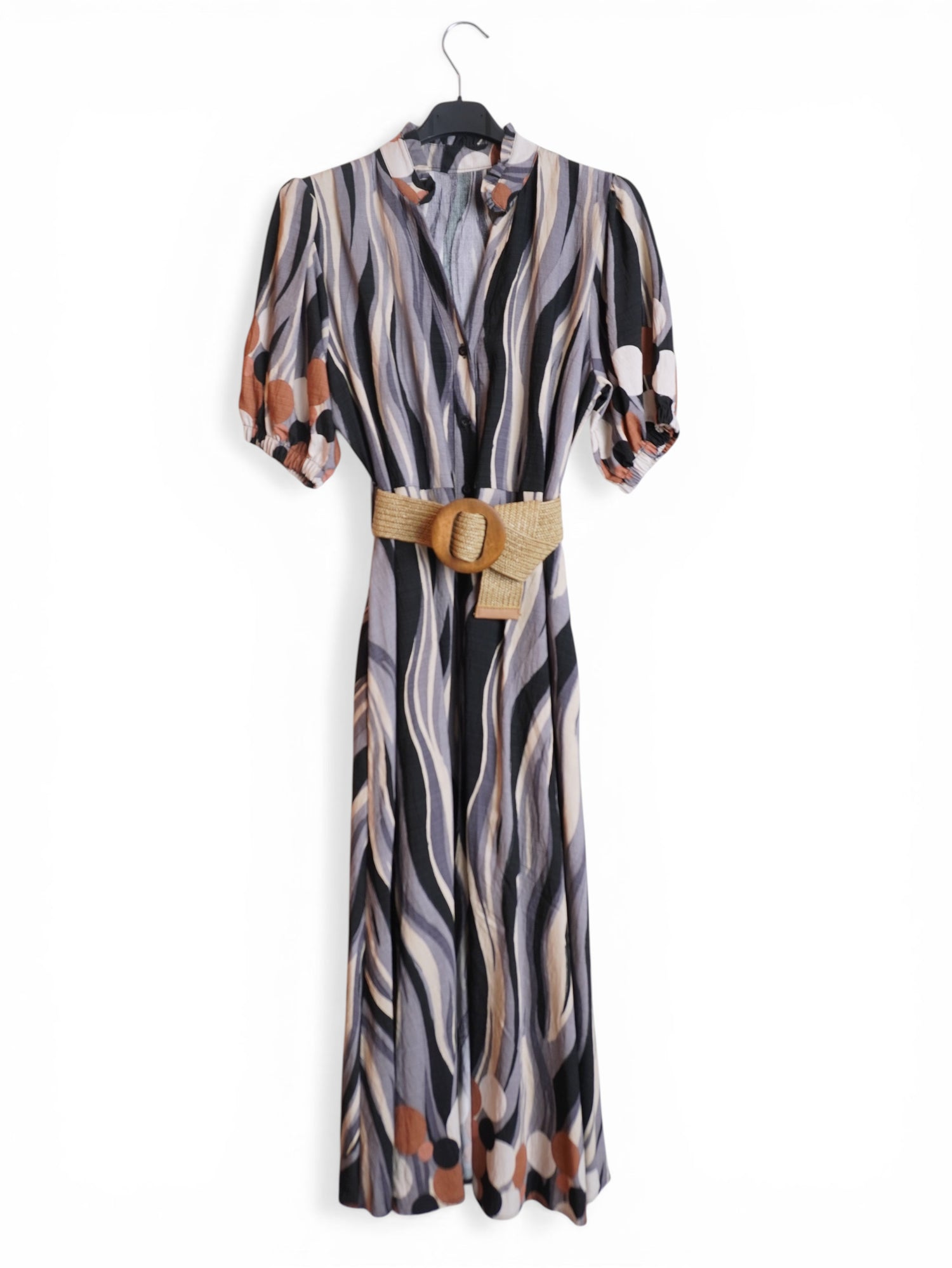 Vedere integrală a rochiei tip tunică, cu imprimeu expresiv și linie fluidă, potrivită pentru ținute de zi.