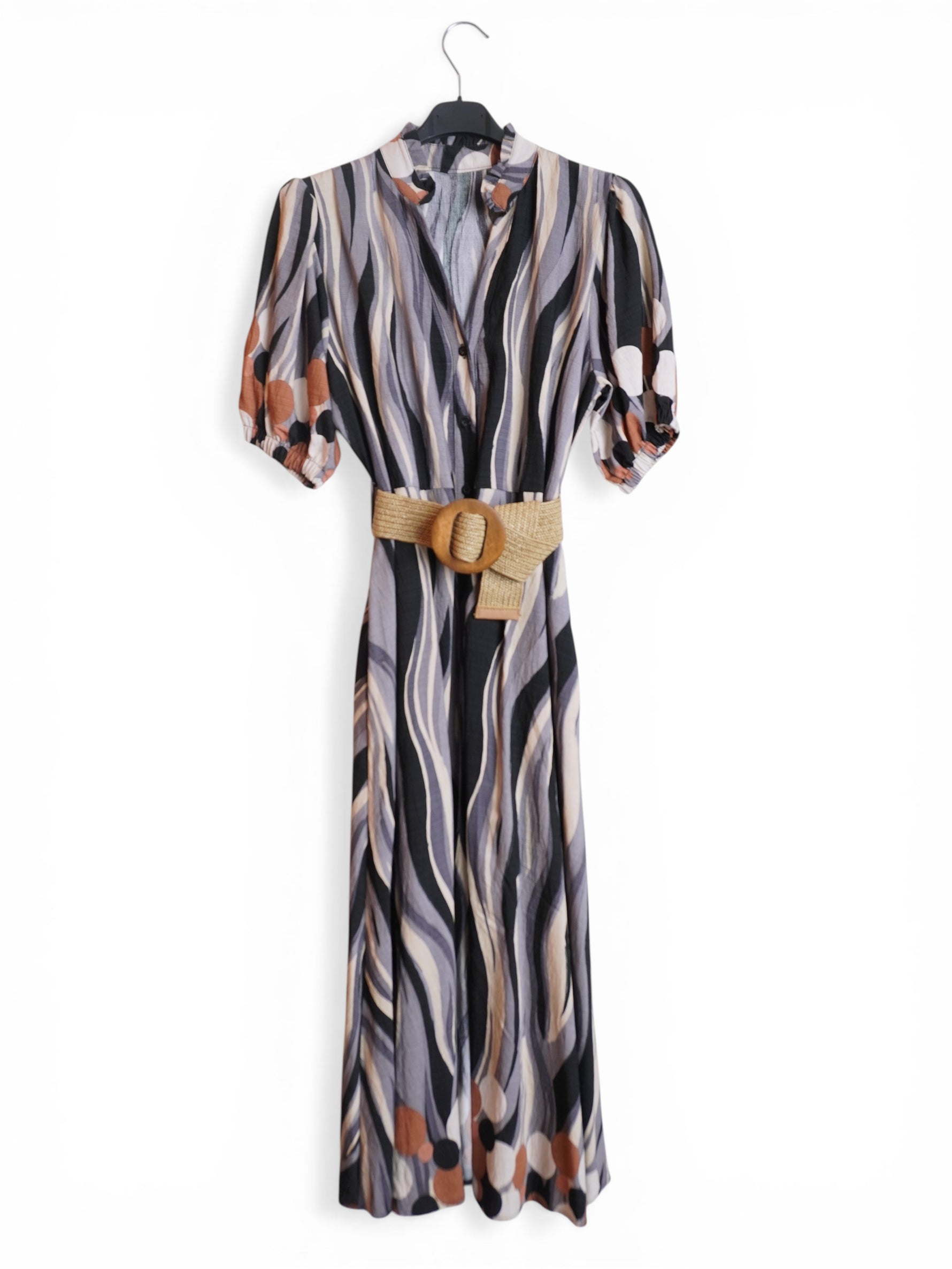 Vedere integrală a rochiei tip tunică, cu imprimeu expresiv și linie fluidă, potrivită pentru ținute de zi.