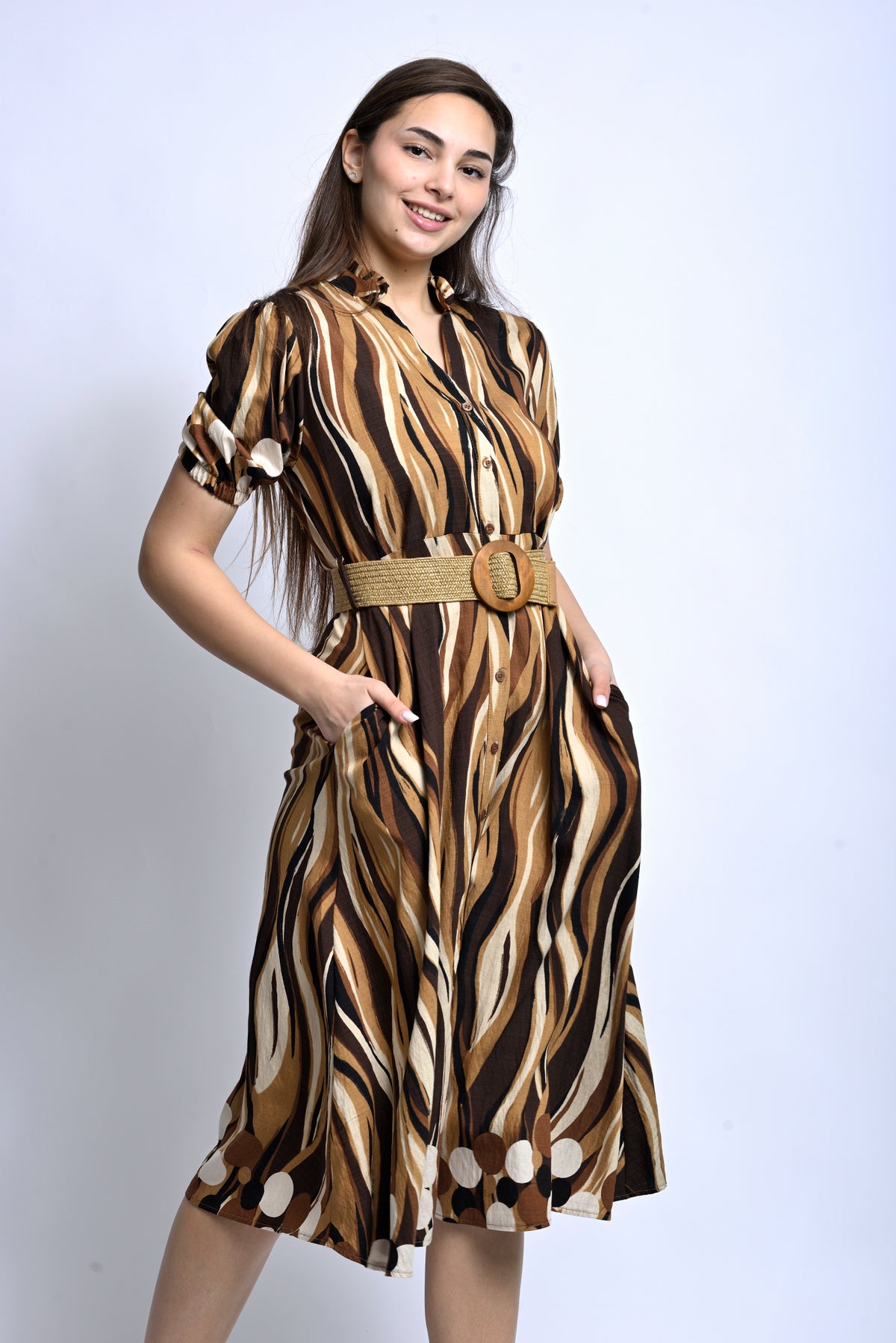 Rochie surprinsă în mișcare, evidențiind fluiditatea materialului și volumul discret al croielii.