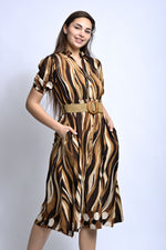 Rochie surprinsă în mișcare, evidențiind fluiditatea materialului și volumul discret al croielii.