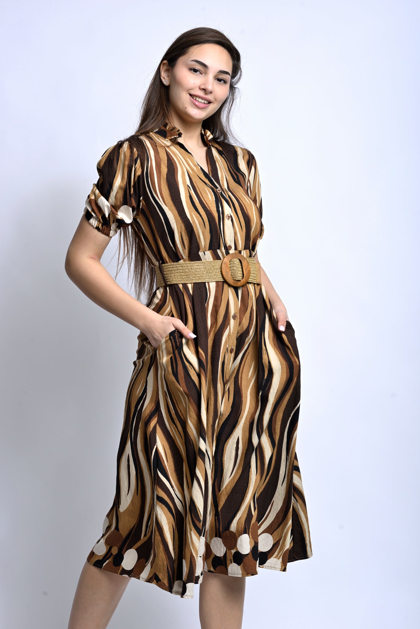 Rochie surprinsă în mișcare, evidențiind fluiditatea materialului și volumul discret al croielii.