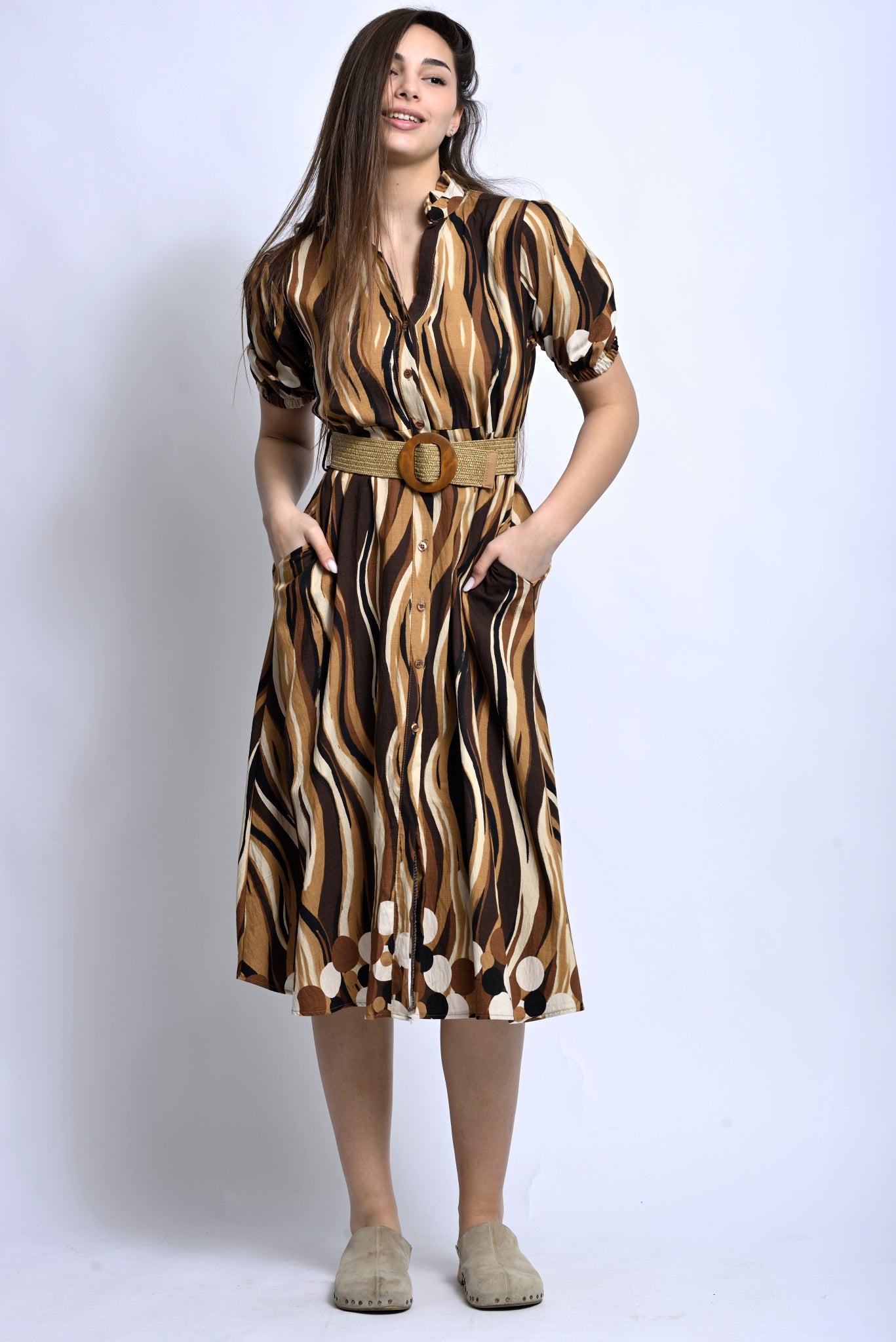 Rochie tip tunică cu imprimeu abstract și mâneci bufante, croială lejeră, purtată frontal.