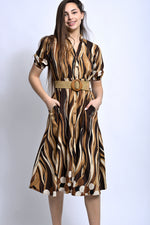 Vedere integrală a rochiei tip tunică, cu imprimeu expresiv și linie fluidă, potrivită pentru ținute de zi.