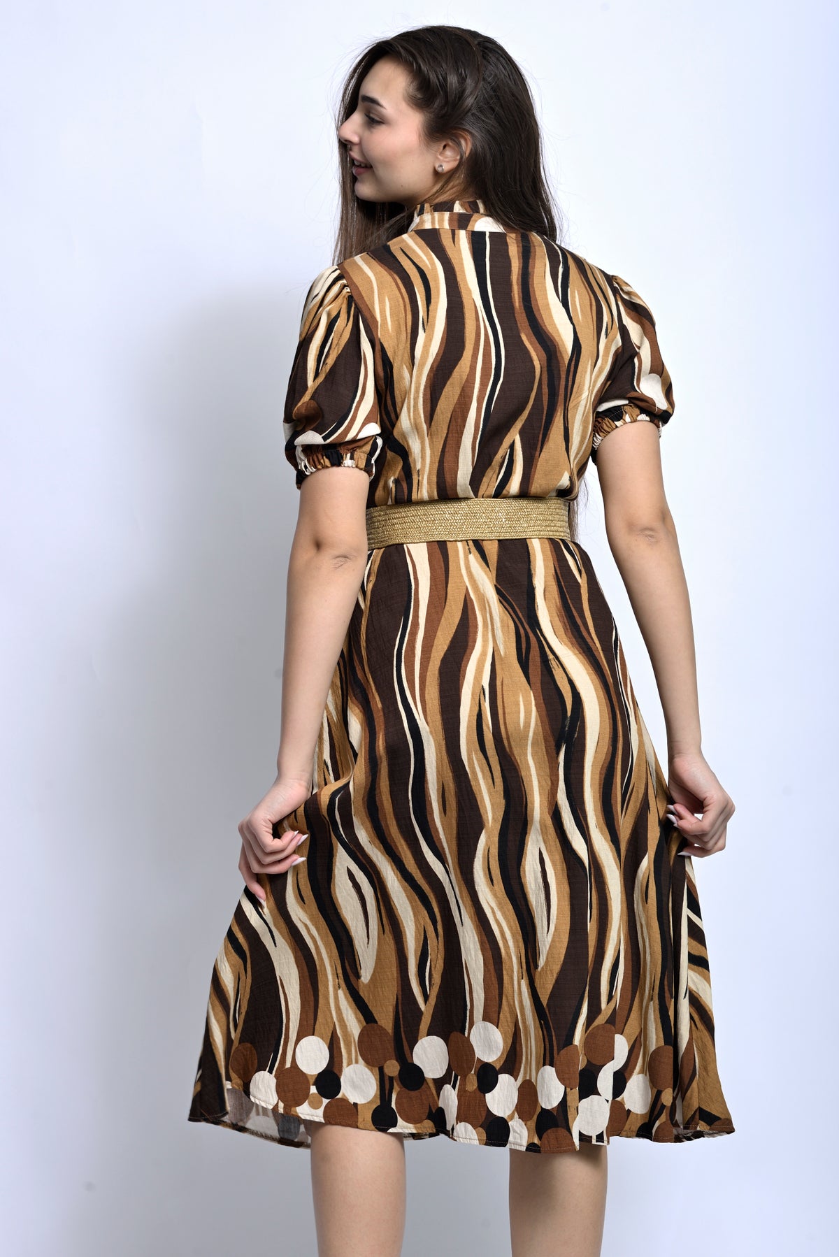 Vedere laterală a rochiei tip tunică cu mâneci bufante și imprimeu abstract, cu linie lejeră.