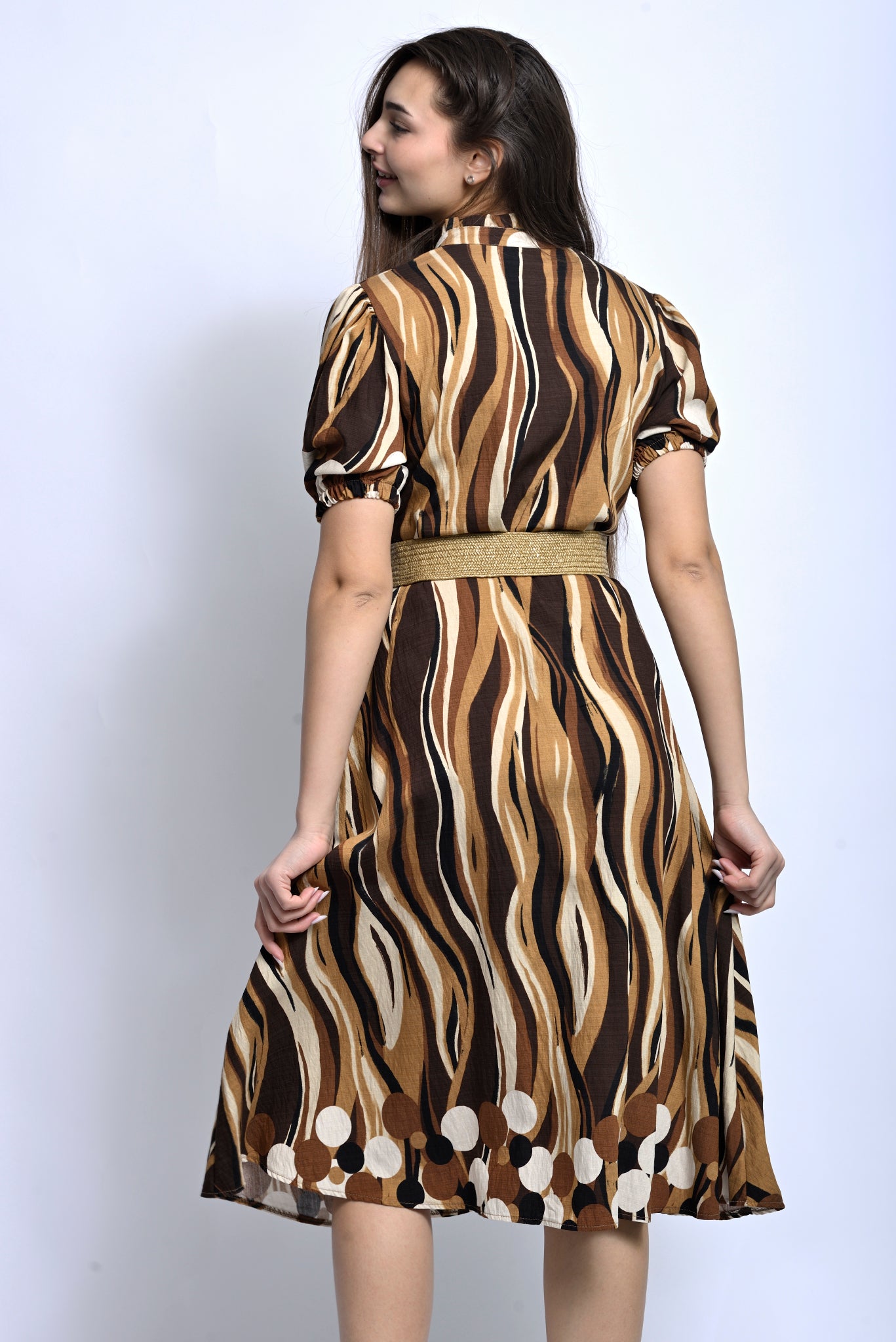 Vedere laterală a rochiei tip tunică cu mâneci bufante și imprimeu abstract, cu linie lejeră.