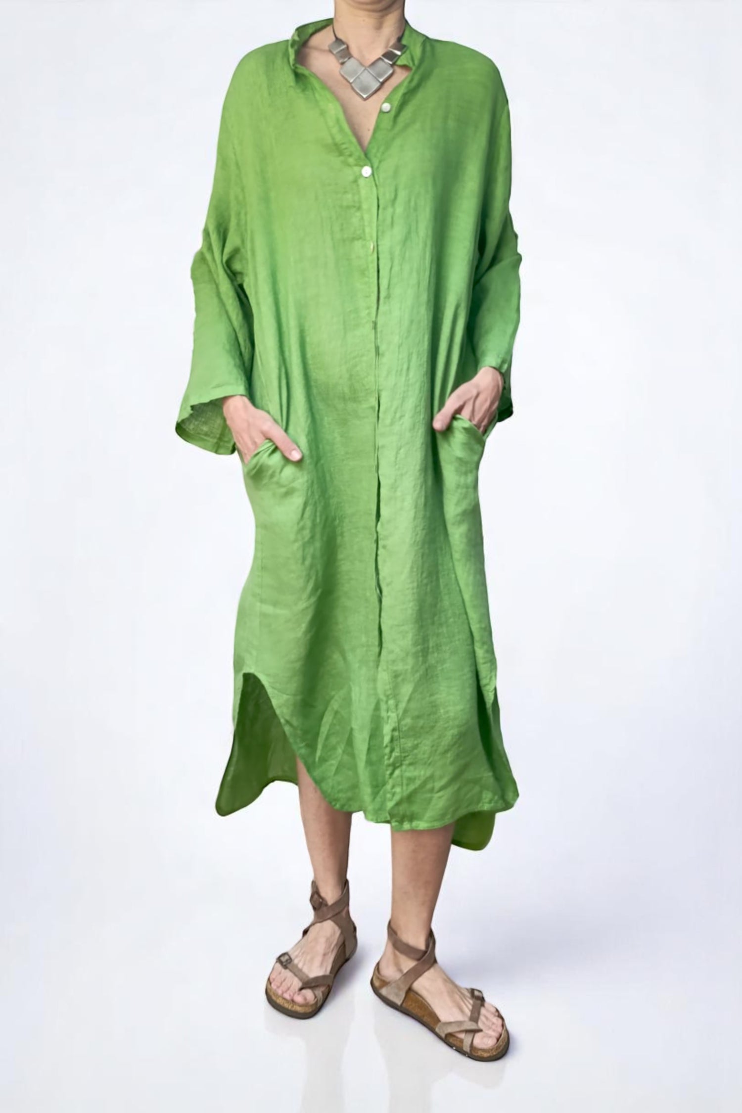 Rochie vaporoasă din in în nuanță verde intens, cu mâneci lejere și guler tip tunică