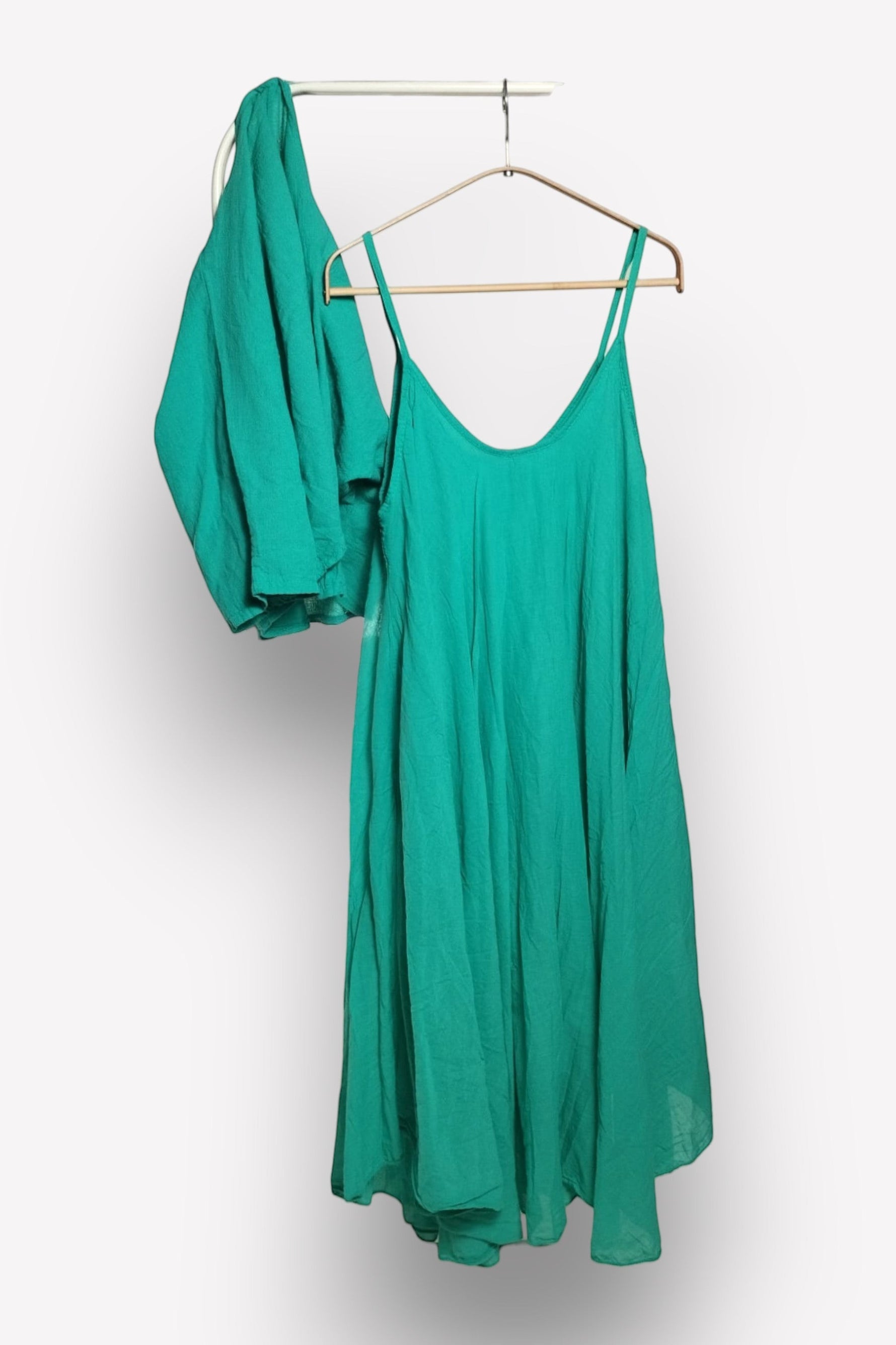 Rochie midi turcoaz din bumbac, cu bretele și crop top suprapus — All Above Boutique.