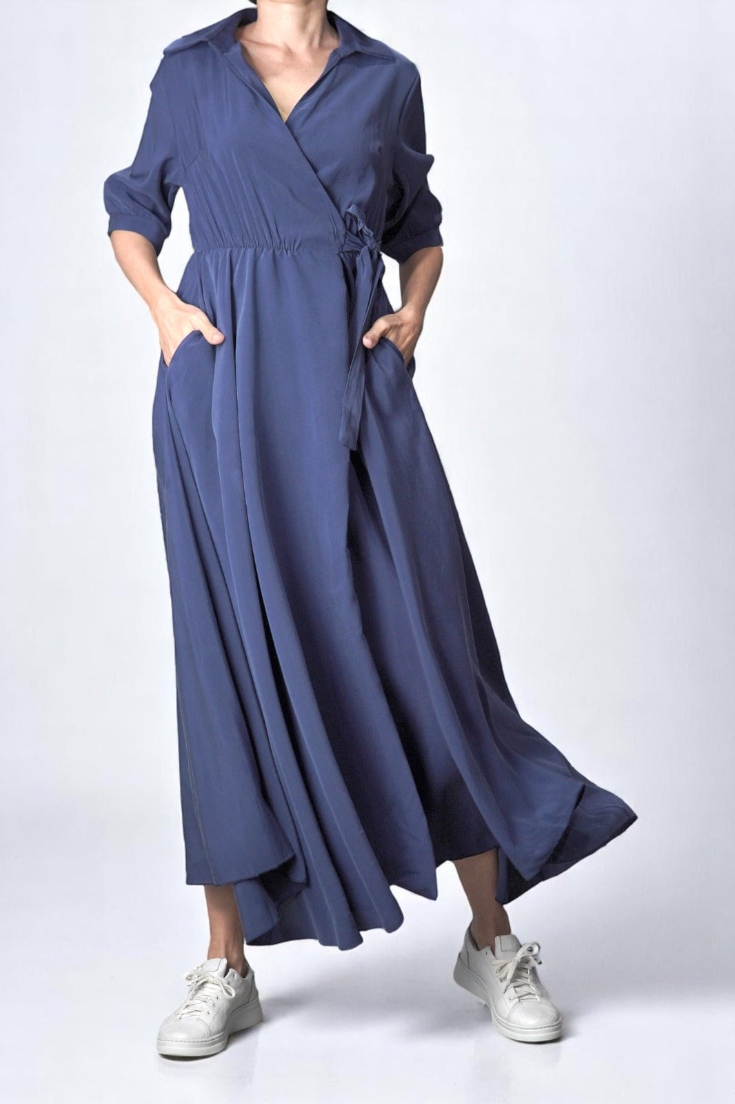 Rochie vaporoasă petrecută, cu guler rever și mâneci trei sferturi, în nuanță bleumarin, prezentată pe model.