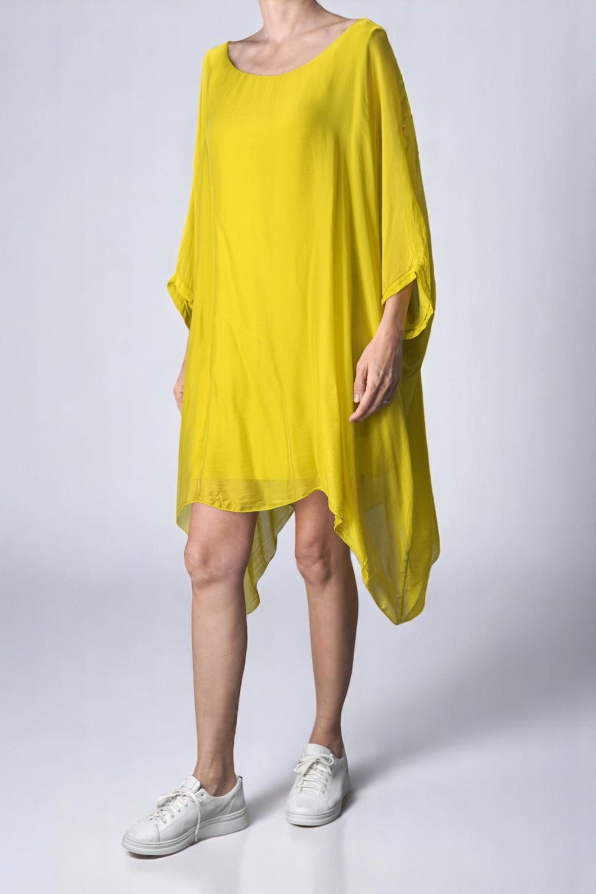 Rochie vaporoasă de vară, galbenă, cu umeri căzuți și croială fluidă.