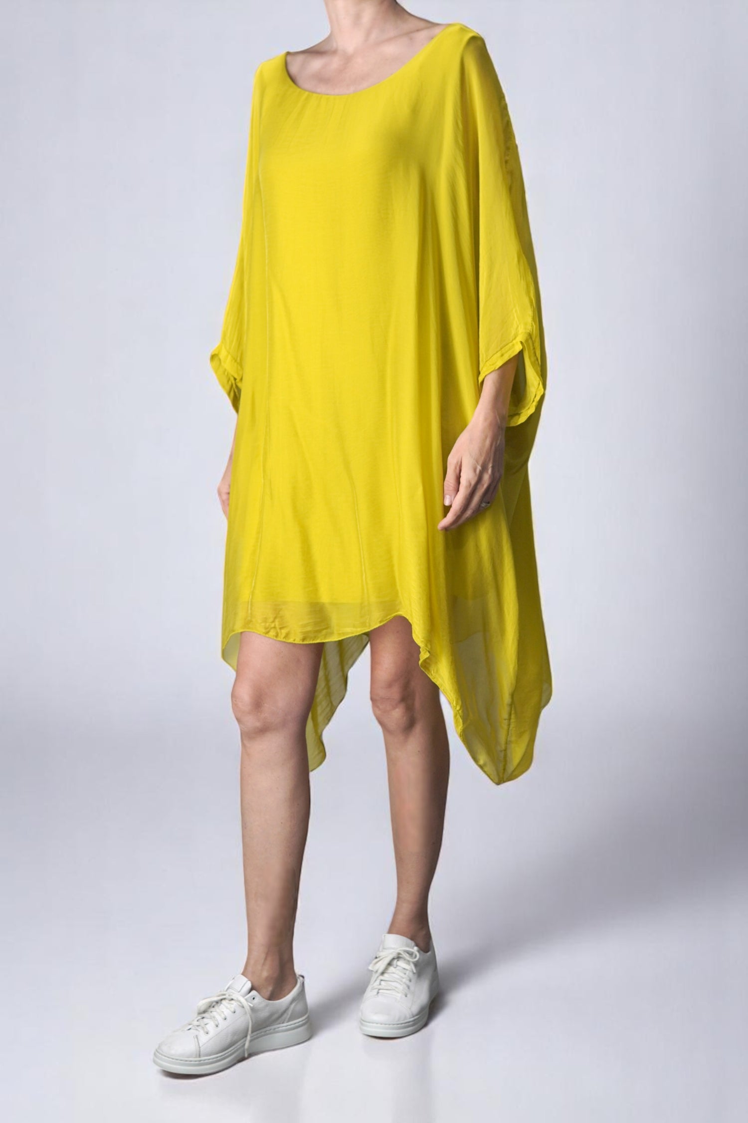 Rochie vaporoasă de vară, galbenă, cu umeri căzuți și croială fluidă.