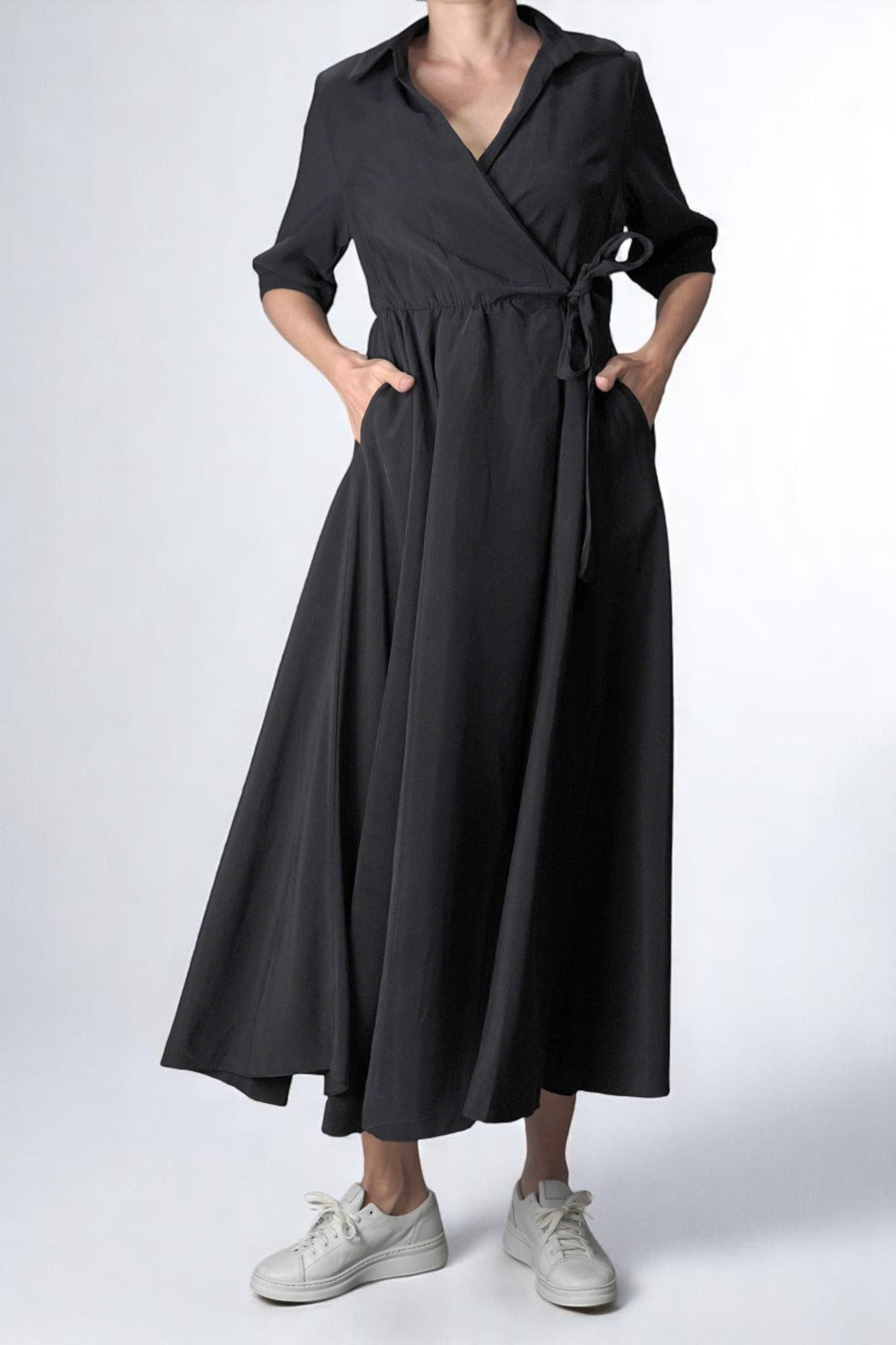 Rochie vaporoasă petrecută, cu guler rever și mâneci trei sferturi, în nuanță negru, prezentată pe model.