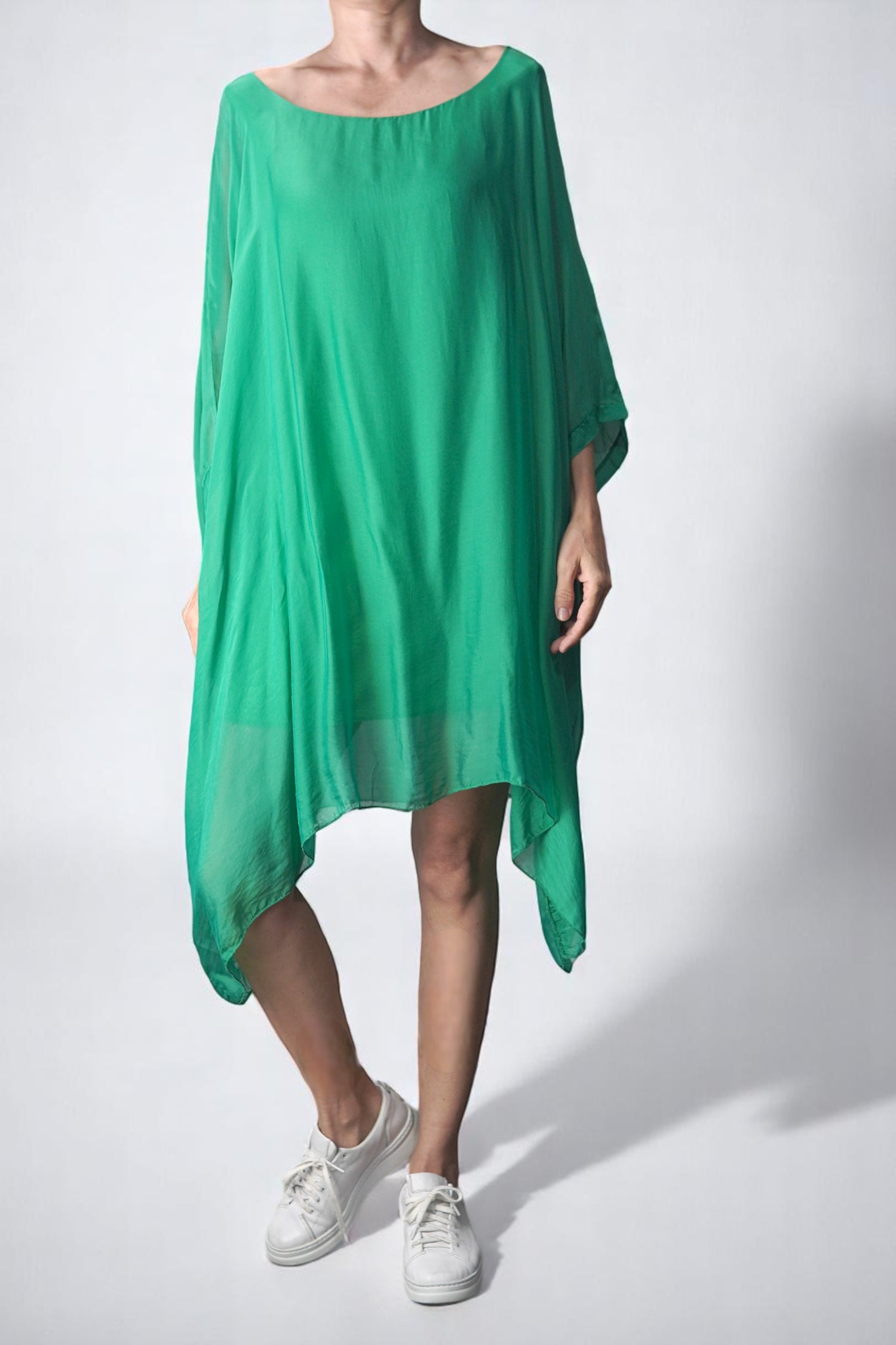 Rochie vaporoasă de vară, verde, cu umeri căzuți și croială lejeră asimetrică.