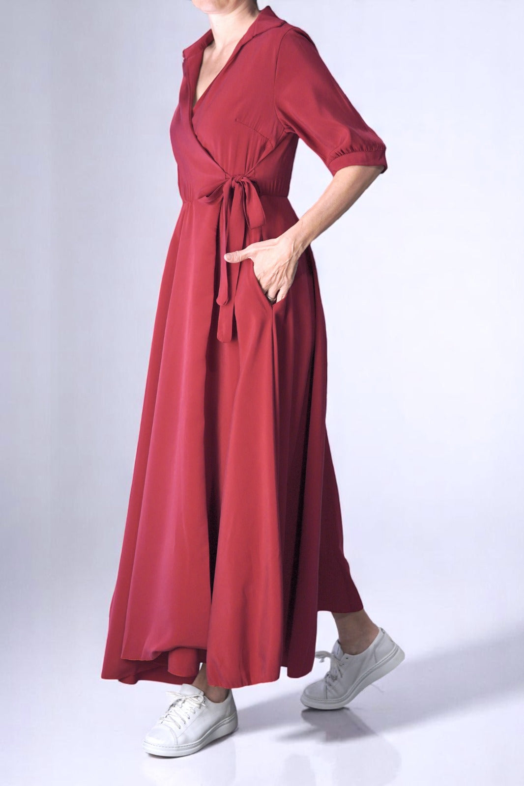 Rochie vaporoasă petrecută, cu guler rever și mâneci trei sferturi, în nuanță caramiziu, prezentată pe model.