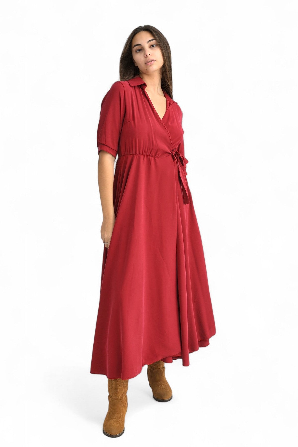 Rochie vaporoasă petrecută, cu guler rever și mâneci trei sferturi, în nuanță rosu, prezentată pe model.