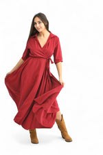 Rochie vaporoasă petrecută, cu guler rever și mâneci trei sferturi, în nuanță rosu, prezentată pe model.