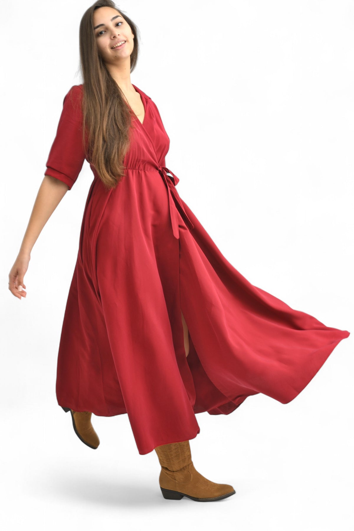 Rochie vaporoasă petrecută, cu guler rever și mâneci trei sferturi, în nuanță rosu, prezentată pe model.