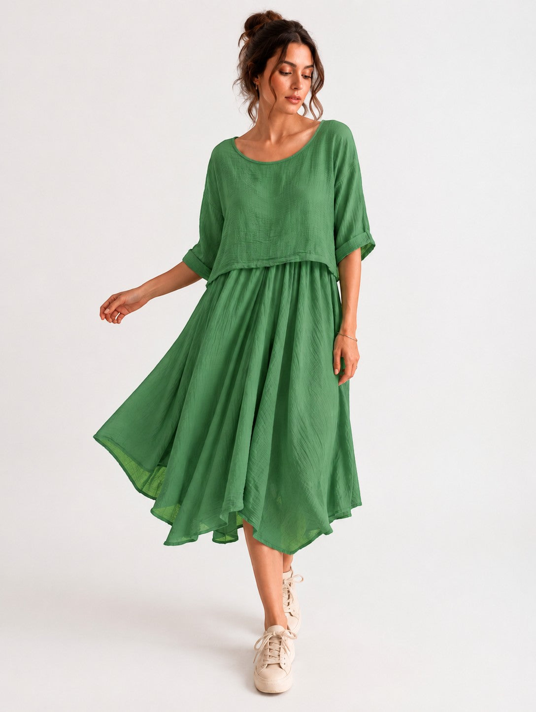Rochie midi verde din bumbac, cu crop top texturat și fustă asimetrică, purtată pe model — All Above Boutique.