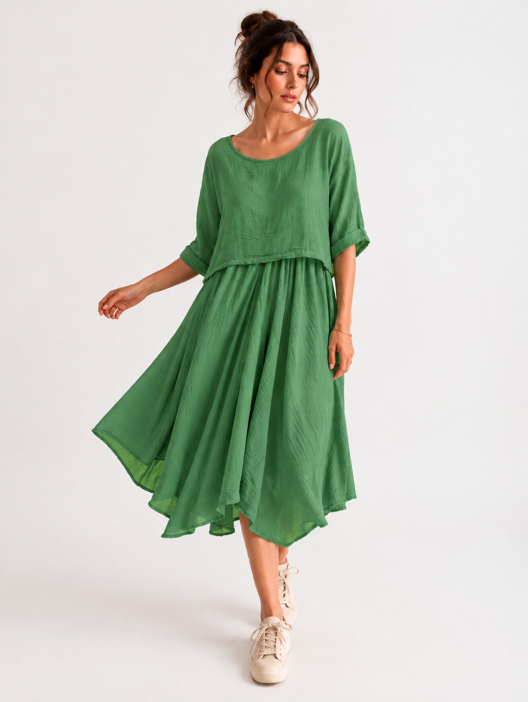 Rochie midi verde din bumbac, cu crop top texturat și fustă asimetrică, purtată pe model — All Above Boutique.