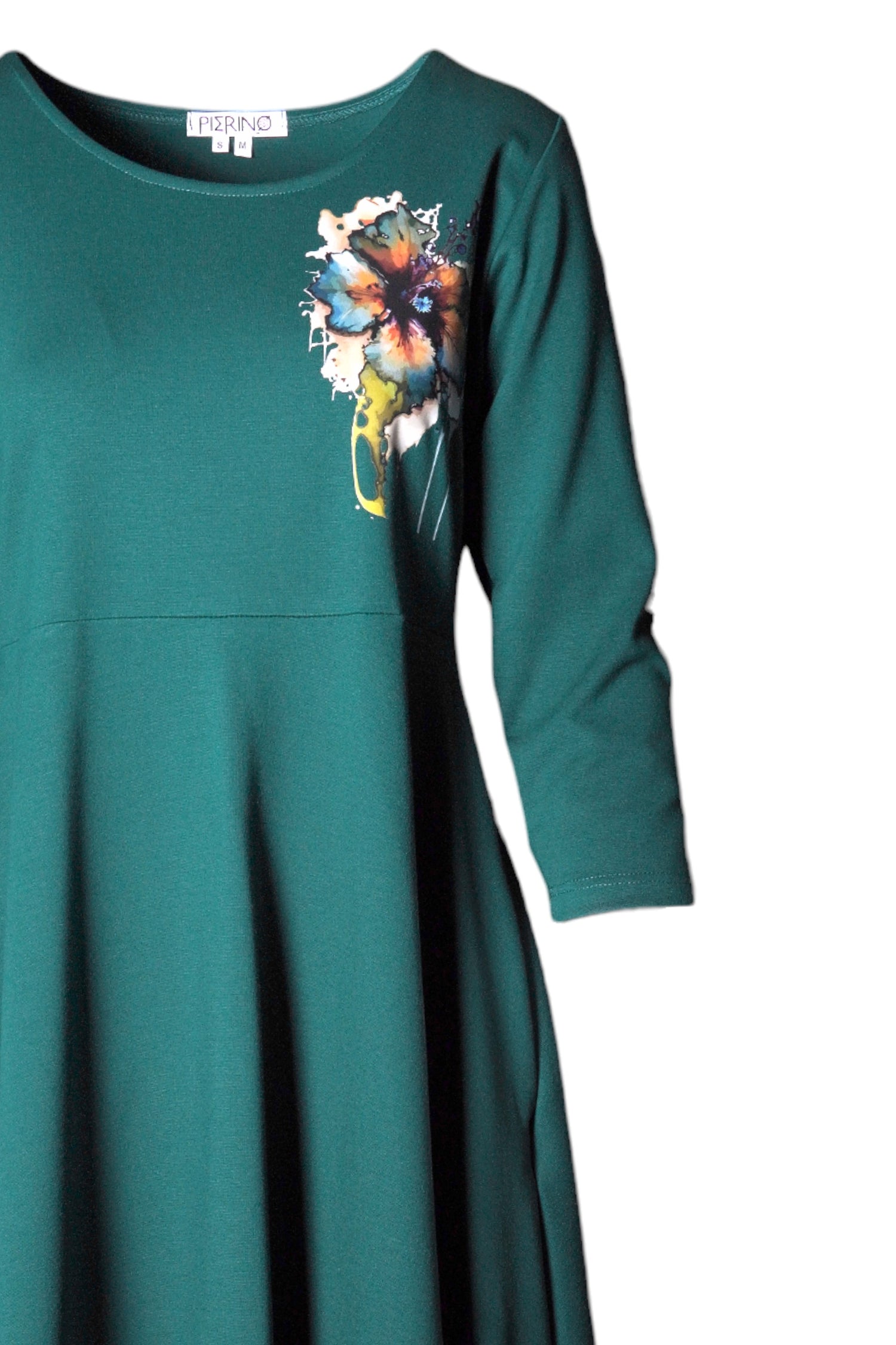 Detaliu al mânecii și imprimeului floral multicolor pe fond verde, aplicat pe rochia Pierino.