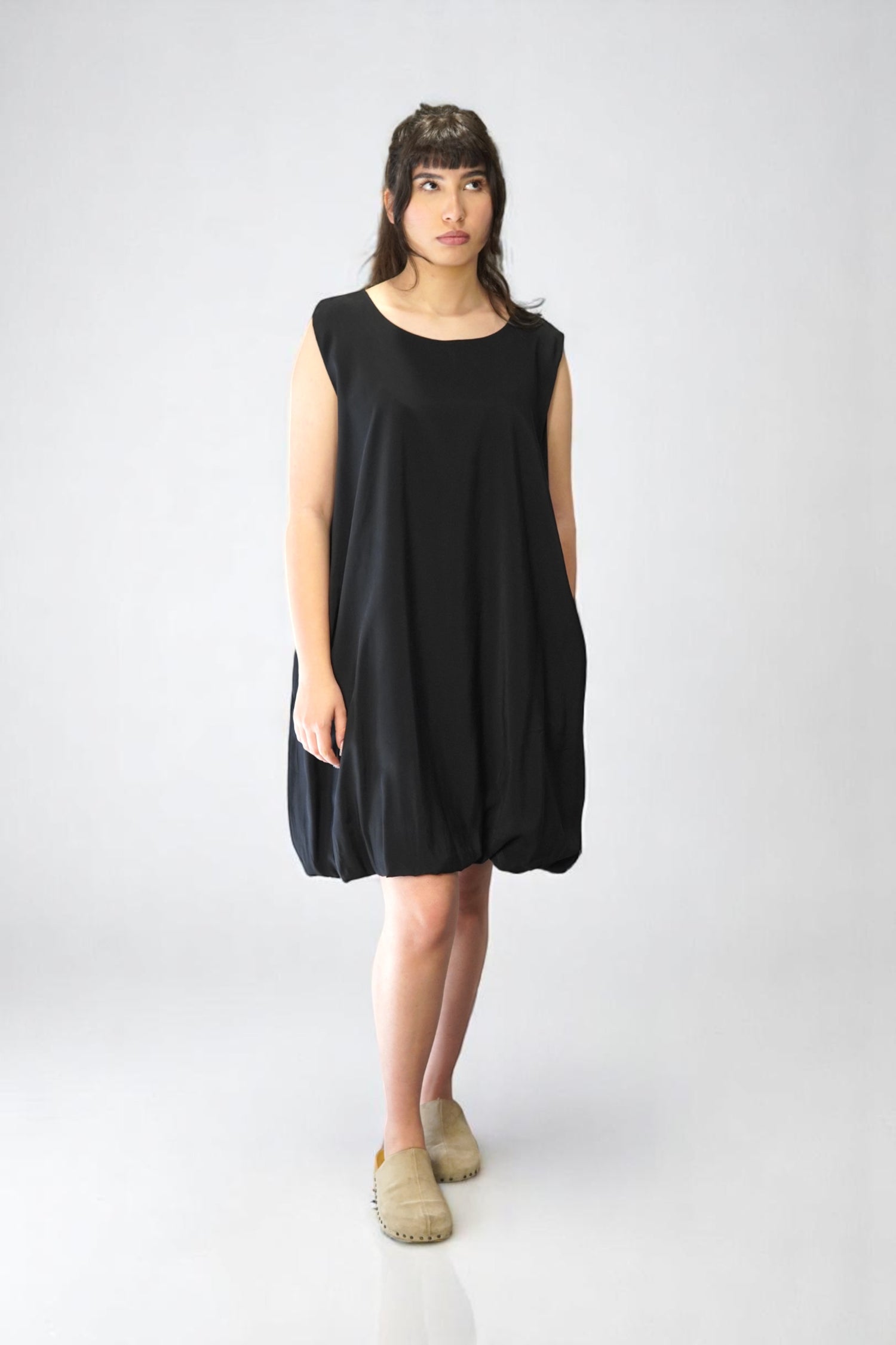 Rochie neagră cu croială balon, lejeră, perfectă pentru ținute casual elegante
