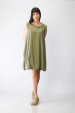  Rochie lejeră tip balon din vâscoză, în nuanță olive, cu tiv gogoșar și croială fluidă