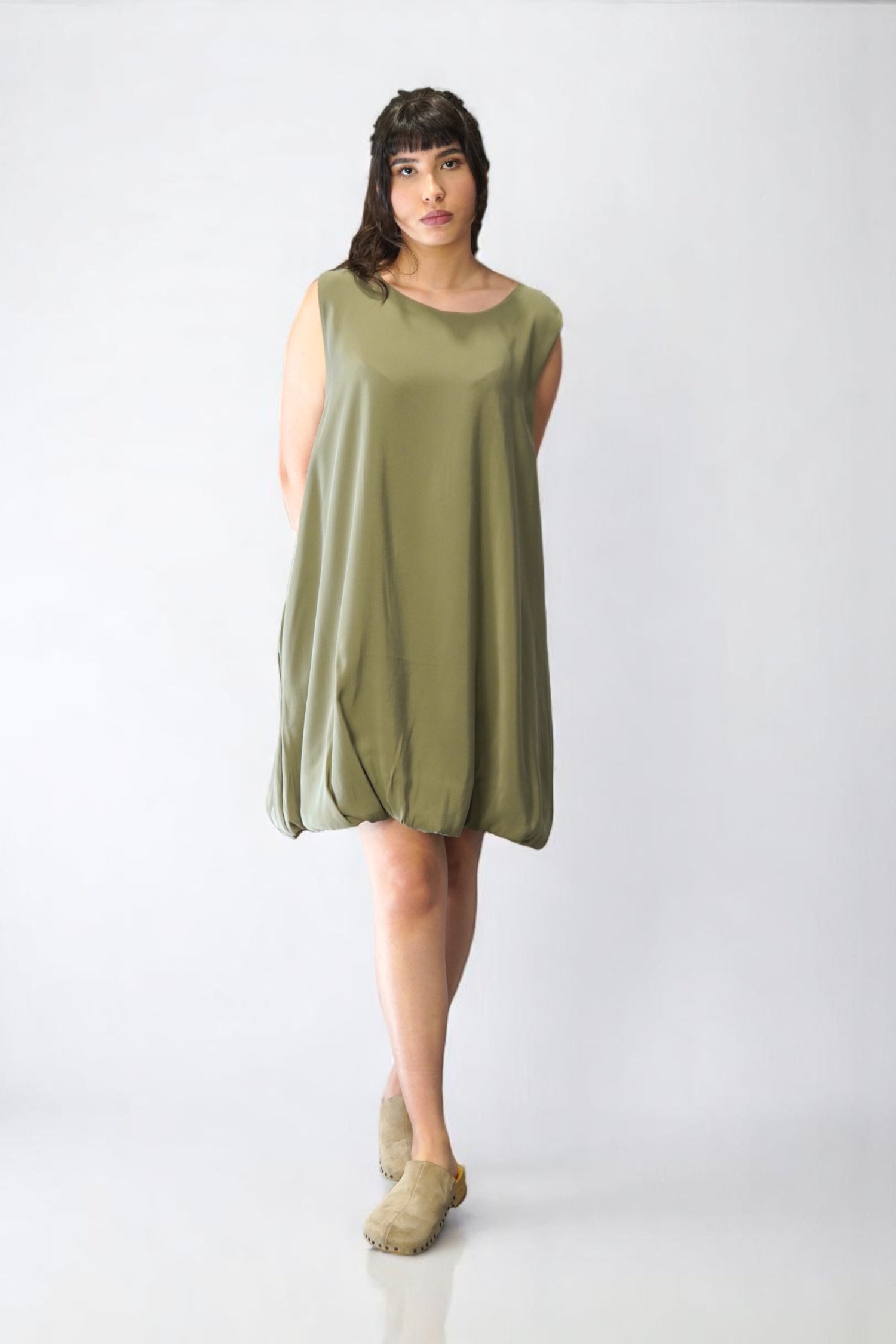  Rochie lejeră tip balon din vâscoză, în nuanță olive, cu tiv gogoșar și croială fluidă