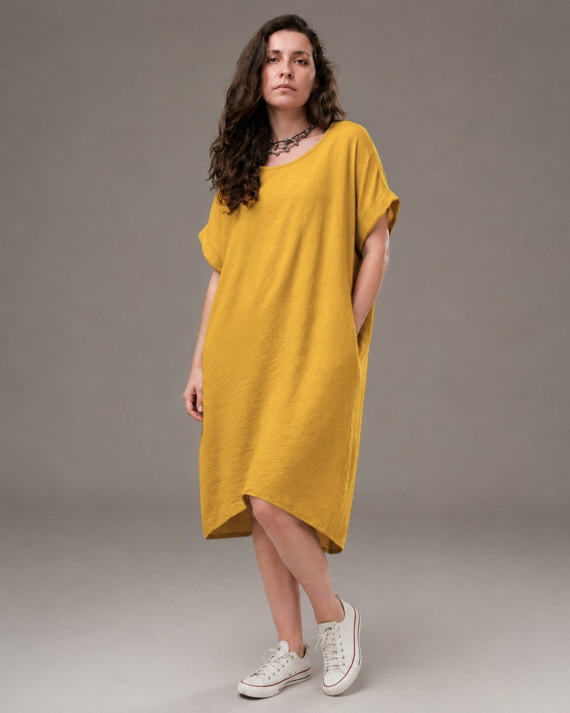 Rochie vaporoasă cu guler rotund, lejeră și ușor asimetrică