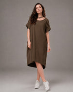 Rochie vaporoasă cu guler rotund, lejeră și ușor asimetrică, accesorizată cu floare roșie