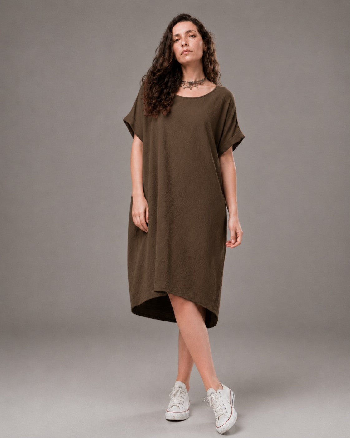 Rochie vaporoasă cu guler rotund, lejeră și ușor asimetrică, accesorizată cu floare roșie