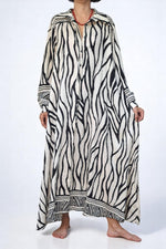 Rochie lungă cu imprimeu zebra alb-negru, croială lejeră și nasturi frontali, fotografiată din față.