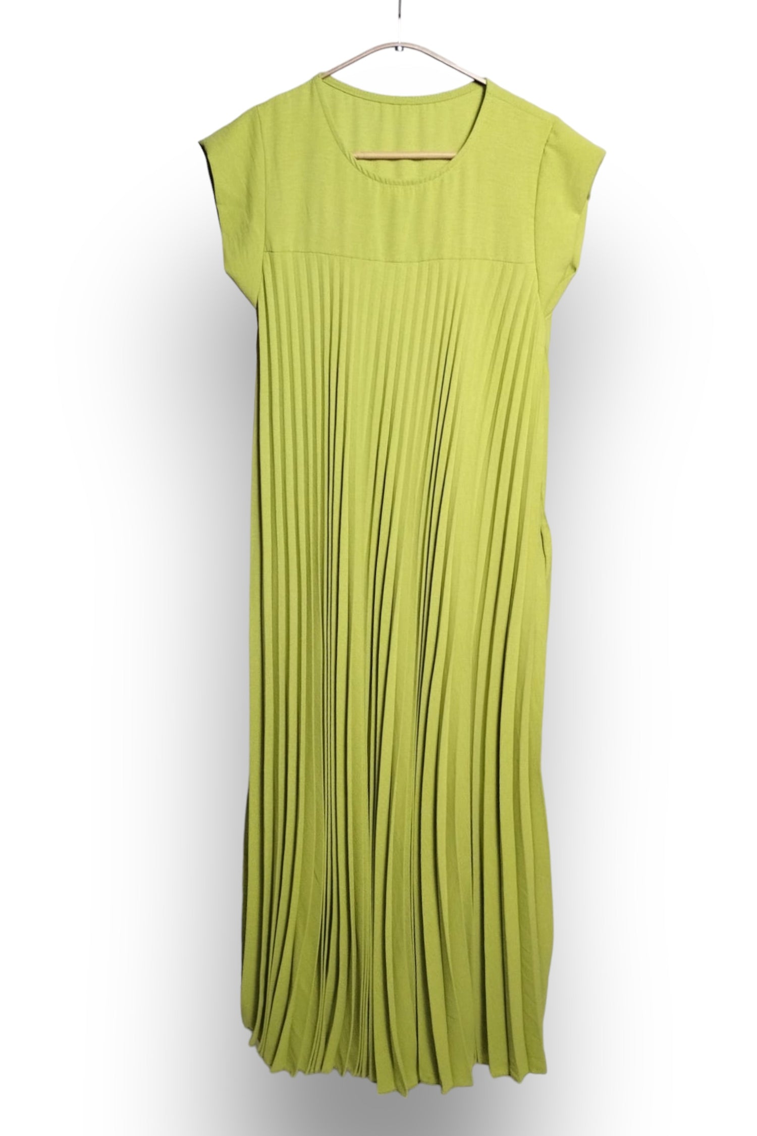 Rochie lungă verde fistic, cu pliseuri fine și design amplu, perfectă pentru un look sofisticat și confortabil.