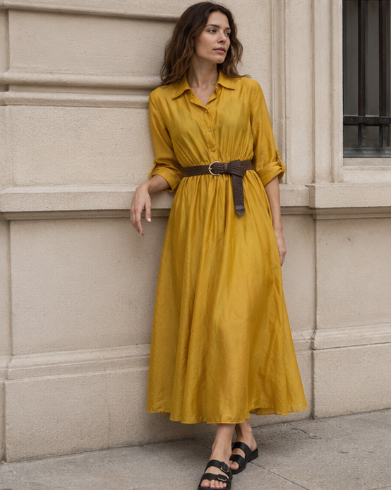Rochie cămașă din tencel satinat purtată pe model, cu centură în talie. All Above Boutique.