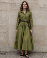 Rochie cămașă verde din tencel satinat purtată pe model, croială cu centură. All Above Boutique.