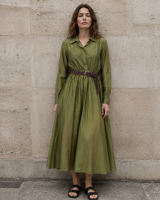 Rochie cămașă verde din tencel satinat purtată pe model, croială cu centură. All Above Boutique.