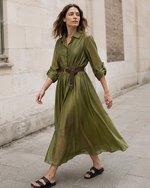 Rochie cămașă verde din tencel satinat cu centură în talie, vedere frontală. All Above Boutique.