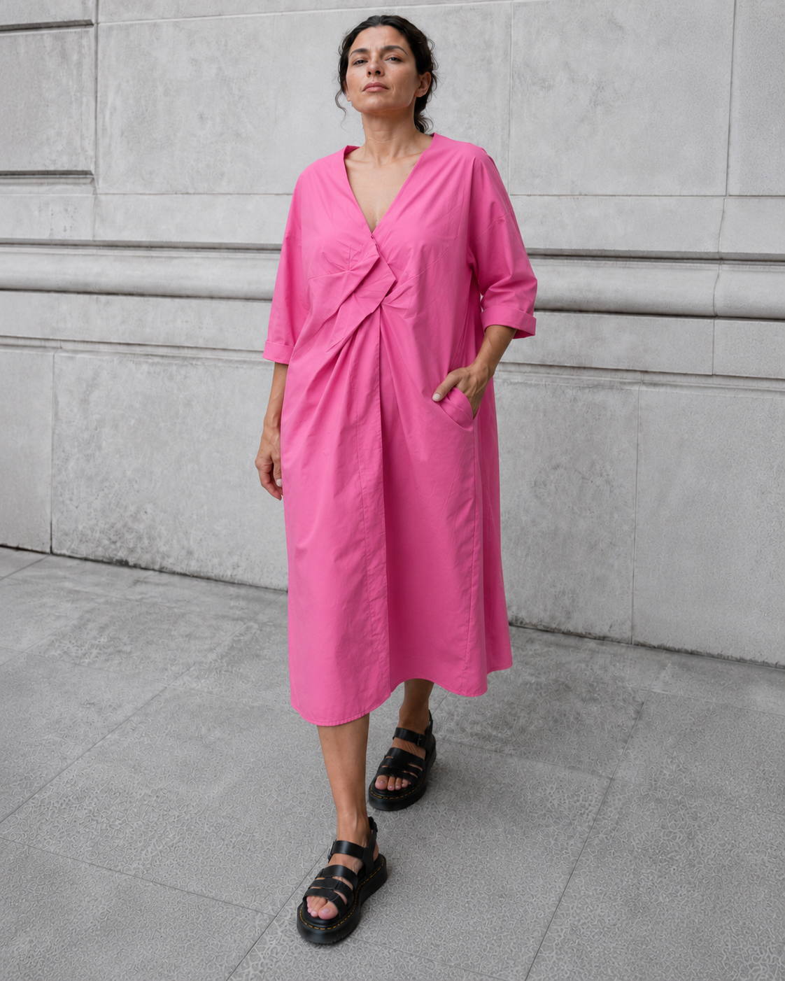 Rochie roz din bumbac 100% cu decolteu în pliuri, vedere frontală. All Above Boutique.
