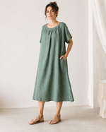 Rochie din in cu mâneci scurte, vedere frontală cu accent pe croială. All Above Boutique.