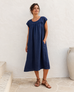 Rochie bleumarin din in cu croială lejeră și buzunare laterale, vedere frontală. All Above Boutique.