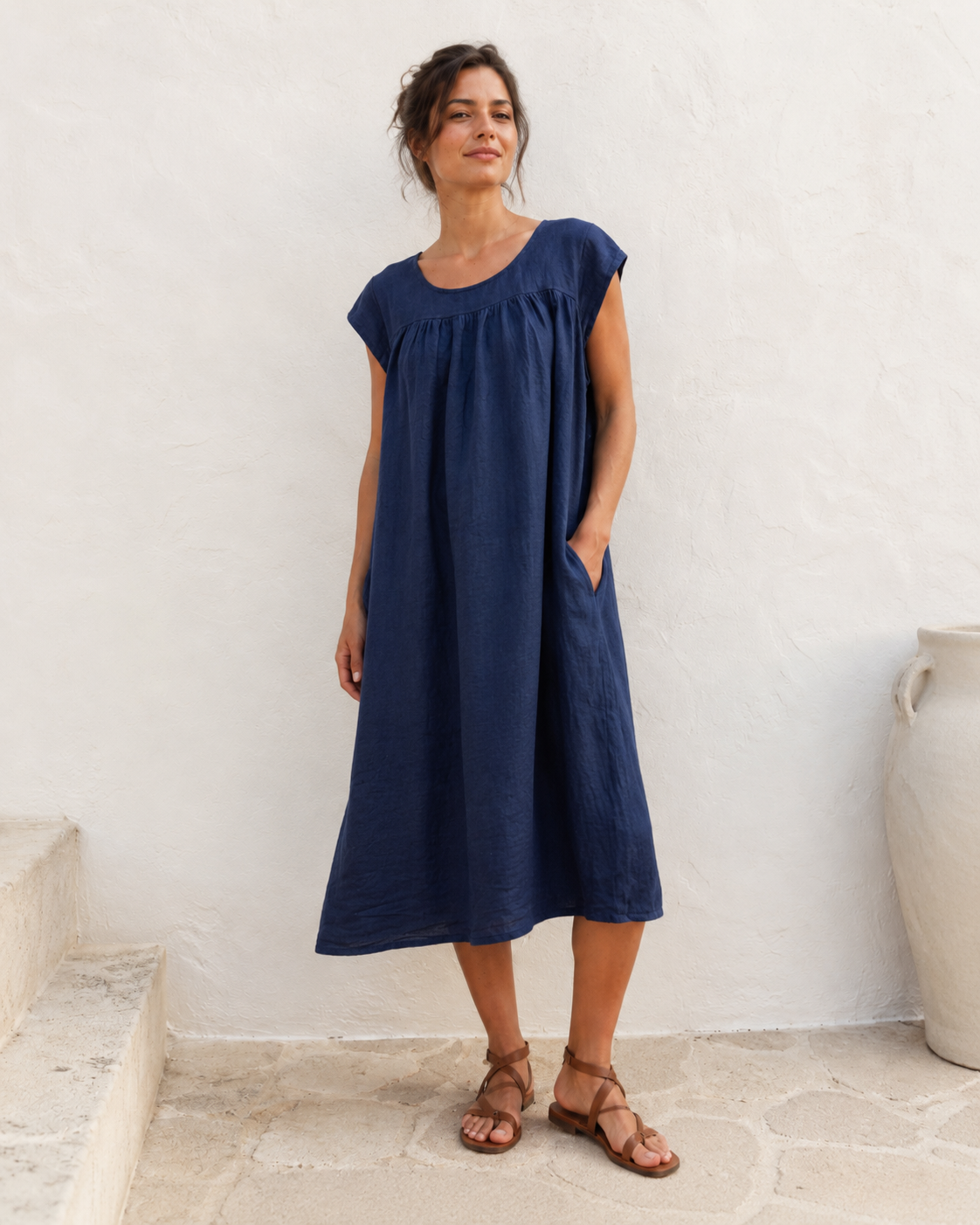 Rochie bleumarin din in cu croială lejeră și buzunare laterale, vedere frontală. All Above Boutique.