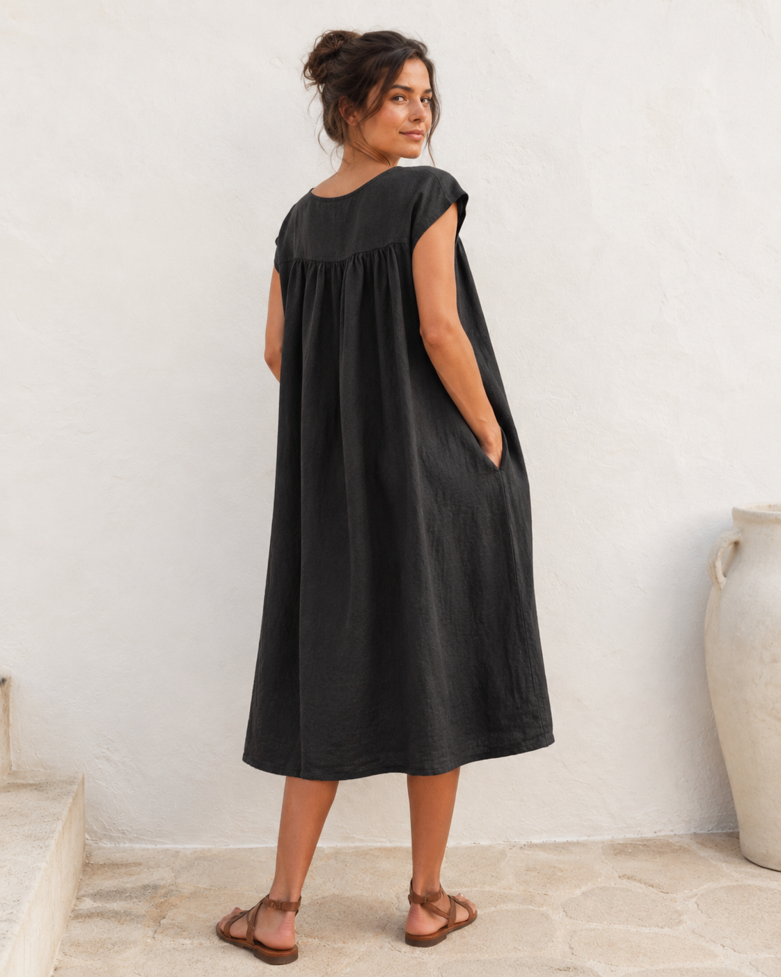 Rochie din in cu croială lejeră și buzunare laterale, detaliu material. All Above Boutique.