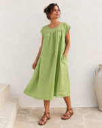 Rochie verde fistic din in cu croială lejeră și buzunare laterale, vedere frontală. All Above Boutique.