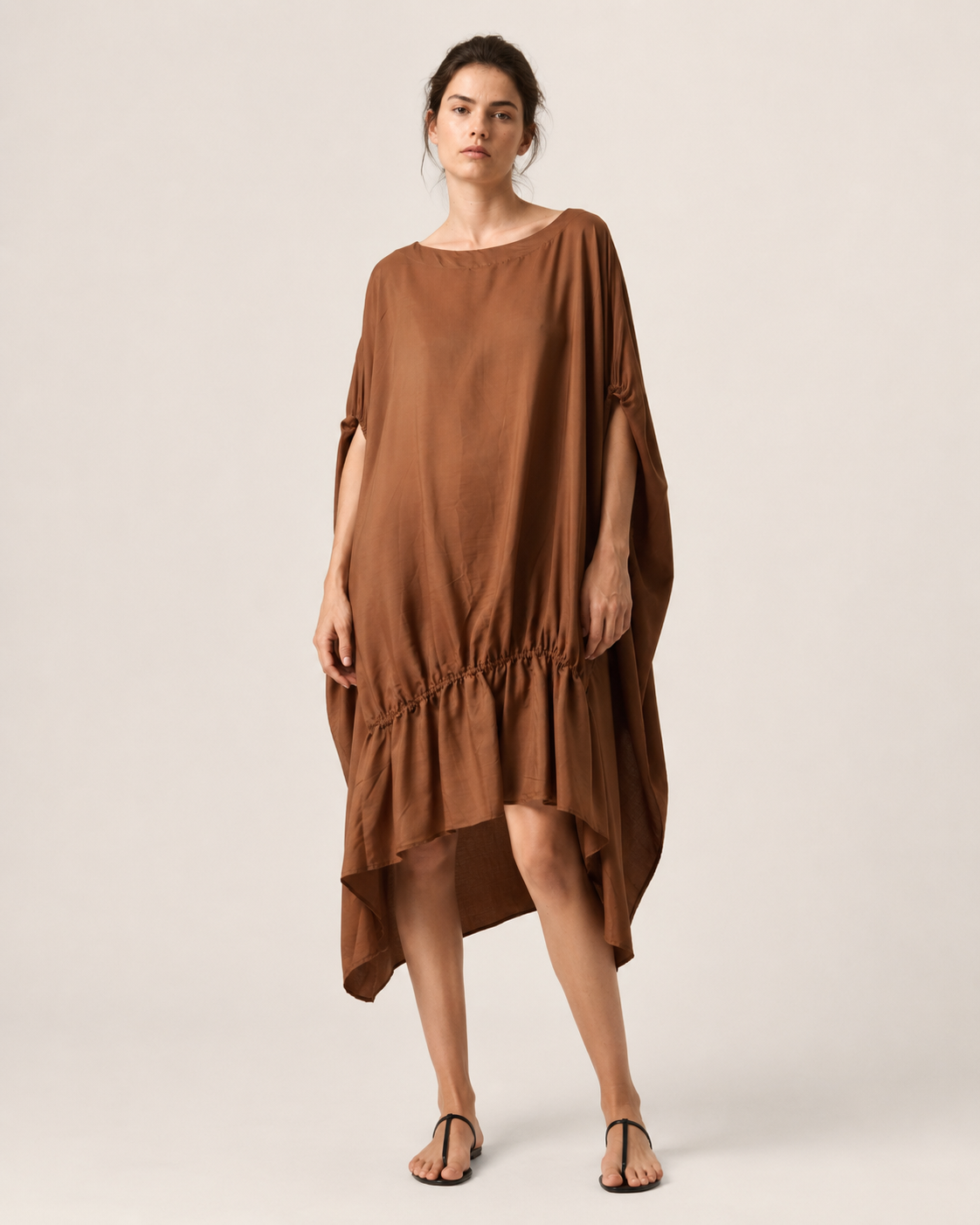 Rochie fluidă camel oversize asimetrică, vedere ansamblu — All Above Boutique.