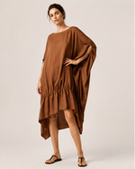 Rochie fluidă camel cu croială oversize și tiv asimetric, vedere frontală — All Above Boutique.