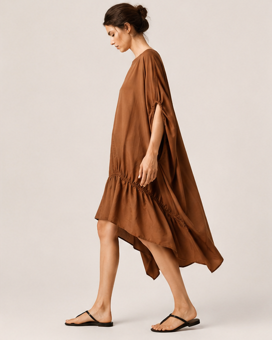 Rochie fluidă camel oversize, vedere laterală — All Above Boutique.