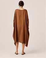 Rochie fluidă camel oversize asimetrică, vedere din spate — All Above Boutique.