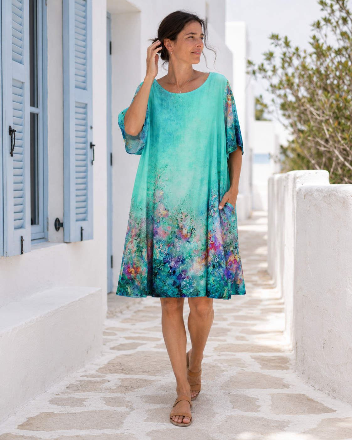 Rochie bleu mătăsoasă cu mânecă scurtă și imprimeuri, vedere frontală. All Above Boutique.
