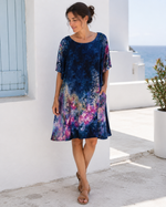 Rochie bleumarin mătăsoasă cu mânecă scurtă și imprimeuri, vedere frontală. All Above Boutique.