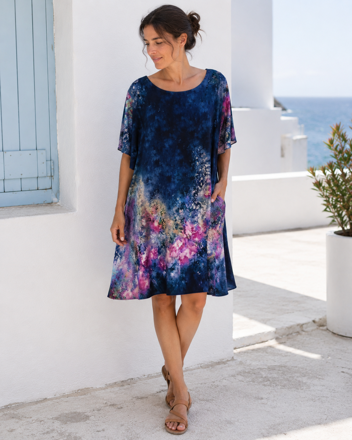 Rochie bleumarin mătăsoasă cu mânecă scurtă și imprimeuri, vedere frontală. All Above Boutique.